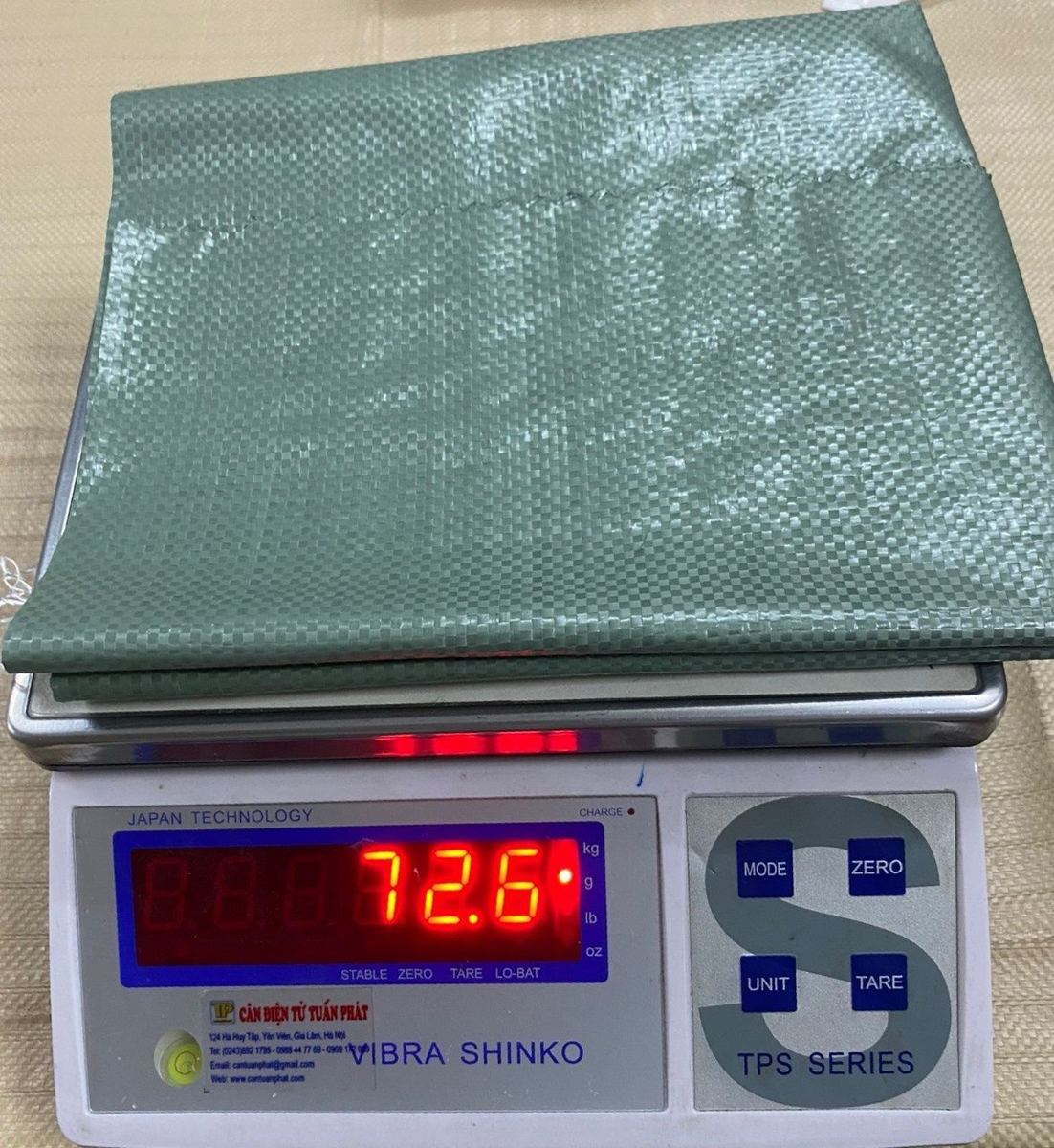 Зважування зеленого поліпропіленового мішка — 72,6 грама